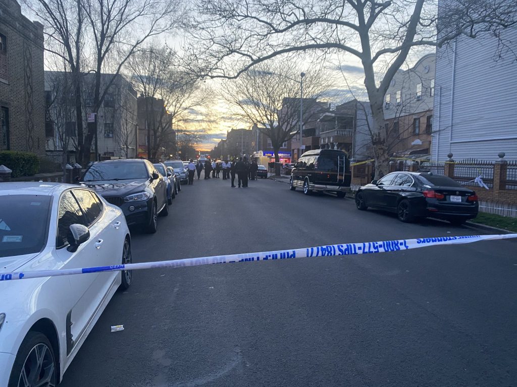 Buscan al pistolero que hirió a niña de 3 años cuando su padre la recogía en una guardería de Brooklyn