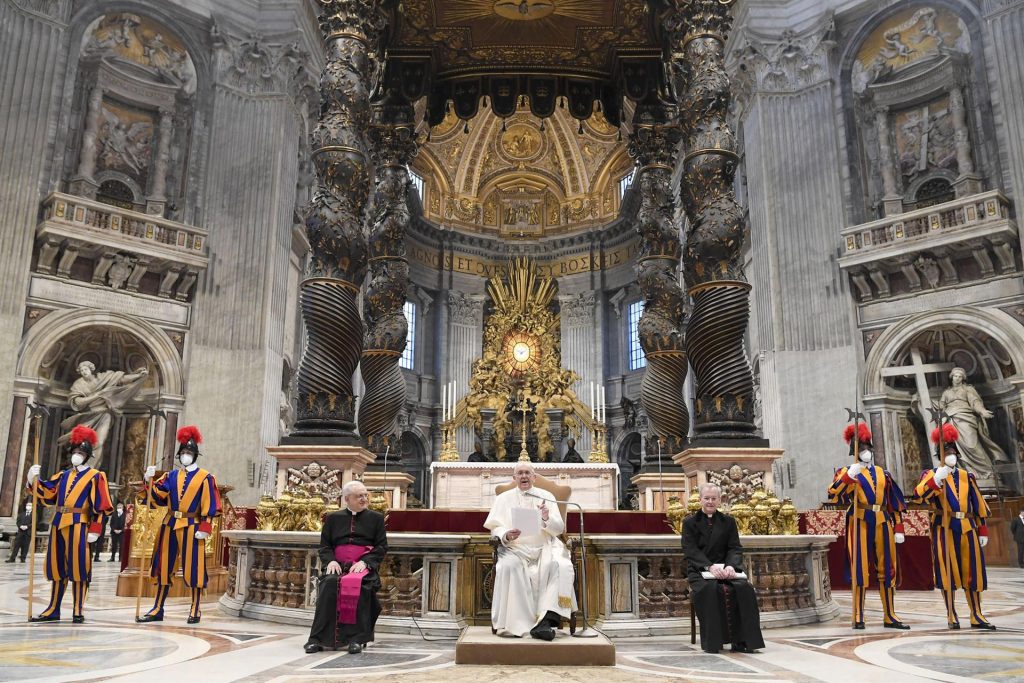 El papa afirmó que "la humanidad se ve amenazada por un perverso abuso del poder"