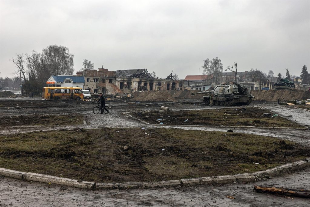EEUU dice que no hay retirada de tropas mientras Rusia ofrece abrir corredor humanitario para evacuar Mariúpol