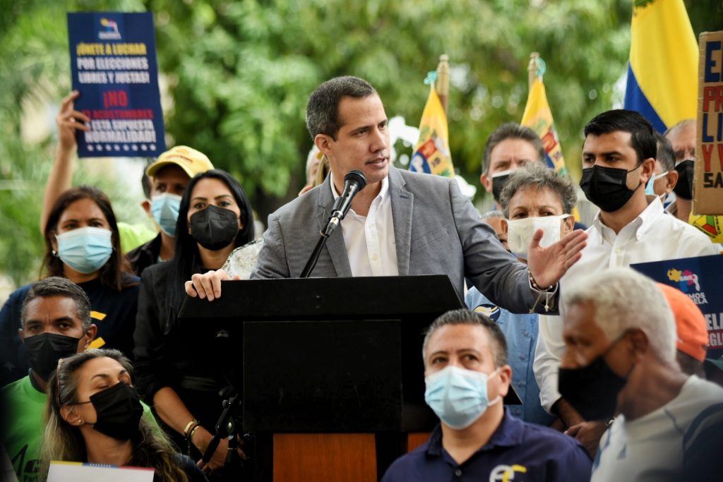 Guaidó dice que mantiene comunicación "rutinaria y habitual" con EEUU y la UE