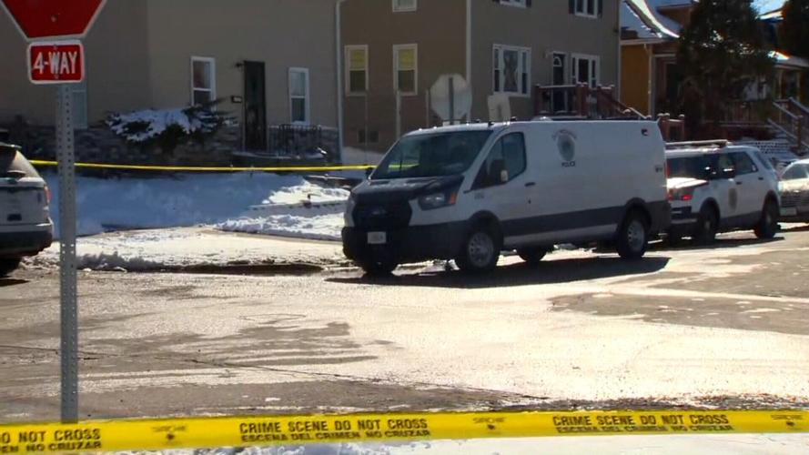 Un estudiante muerto y 2 heridos en un tiroteo afuera de centro educativo en EEUU