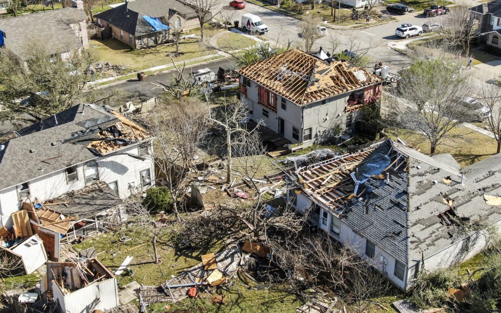 Tornado en Florida deja 2 muertos, heridos y casas dañadas