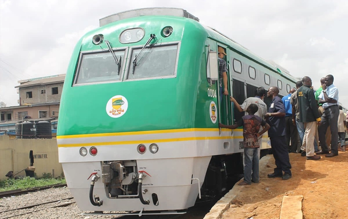 Ataque a tren en Nigeria deja 8 muertos