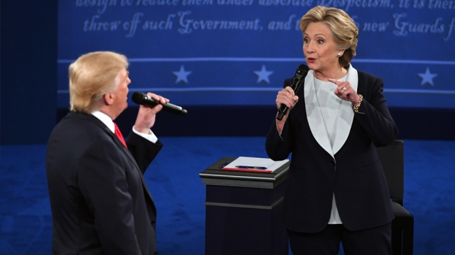 Donald Trump demanda a Hillary Clinton por intentar vincularle con Rusia