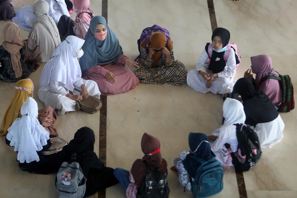 Condenan a muerte a un profesor indonesio por violar a 13 menores