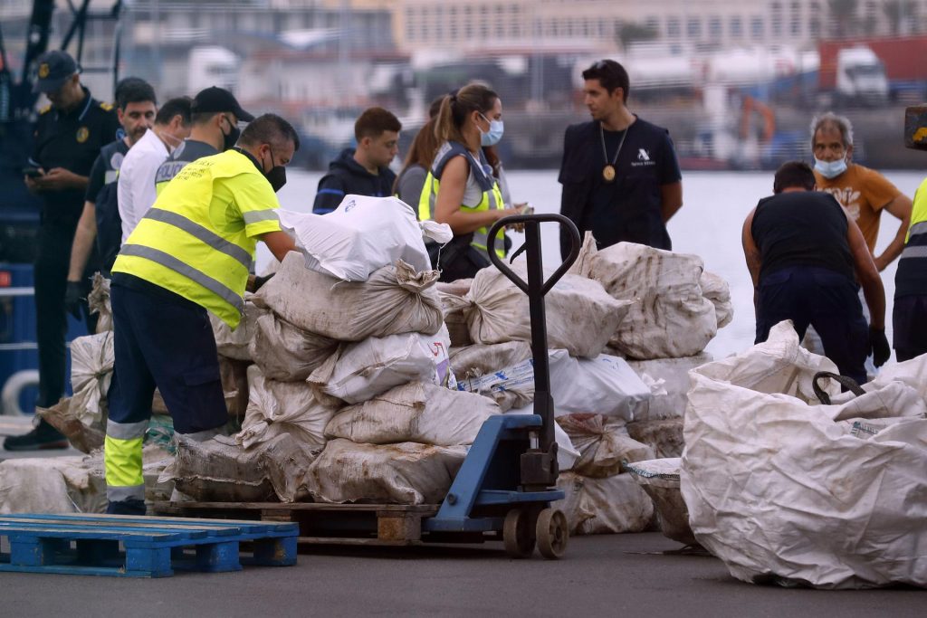 Detienen al sur de Canarias un pesquero con 2.900 kilos de cocaína