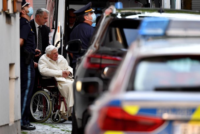 Benedicto XVI cumple 95 años, débil fisicamente pero con lucidez
