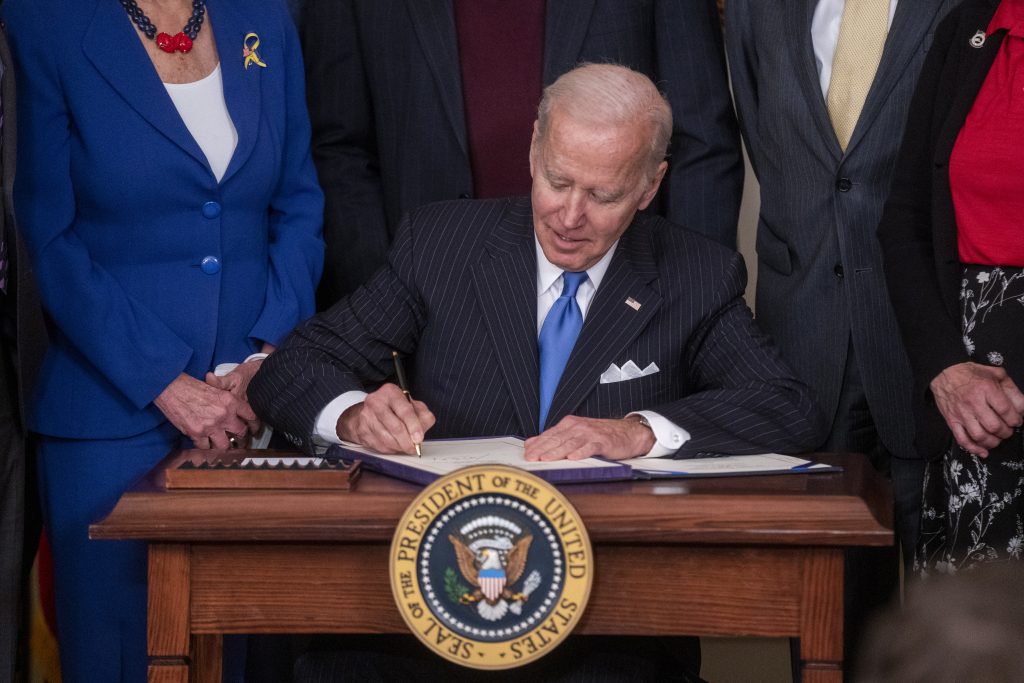 El presidente Joe Biden firma ley que alivia las cuentas del Servicio Postal en EEUU