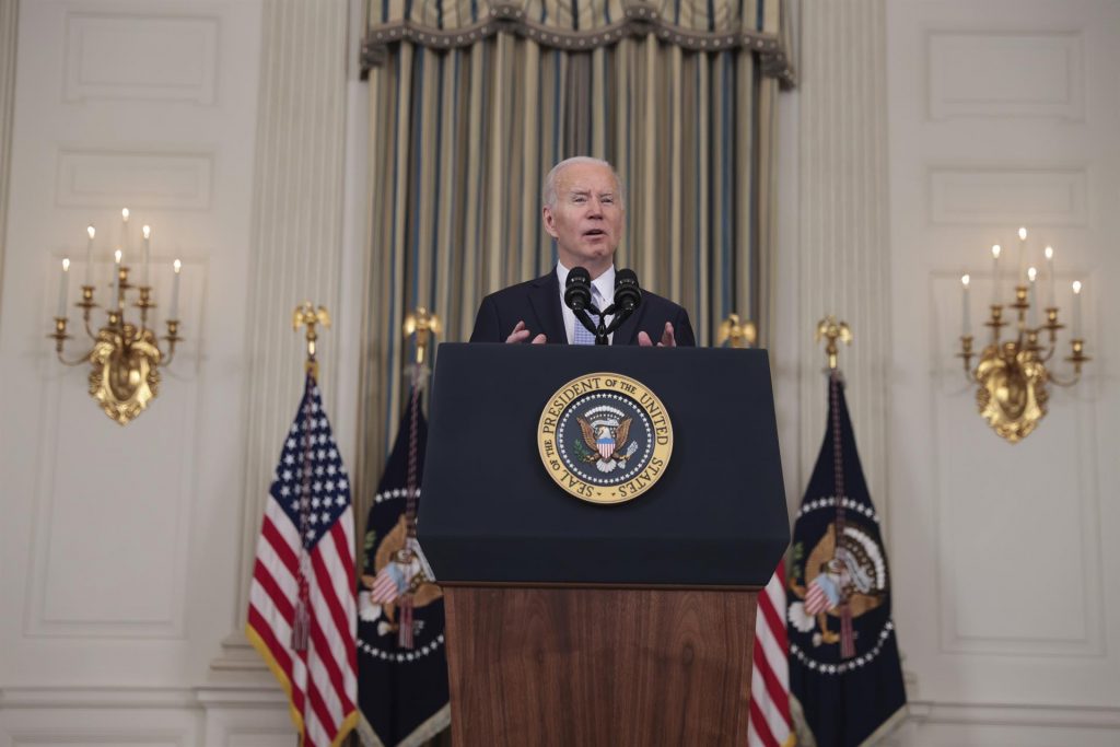 Biden anunció que 30 países se unirán a EEUU para liberar más petróleo