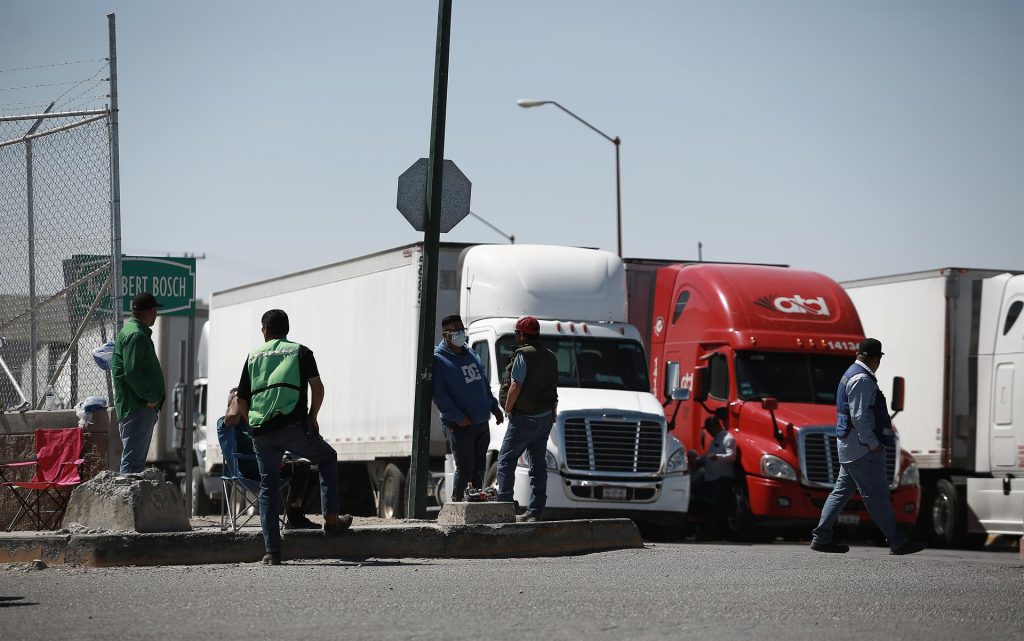 Abbott suspende inspecciones de camiones en frontera de Texas con Nuevo León
