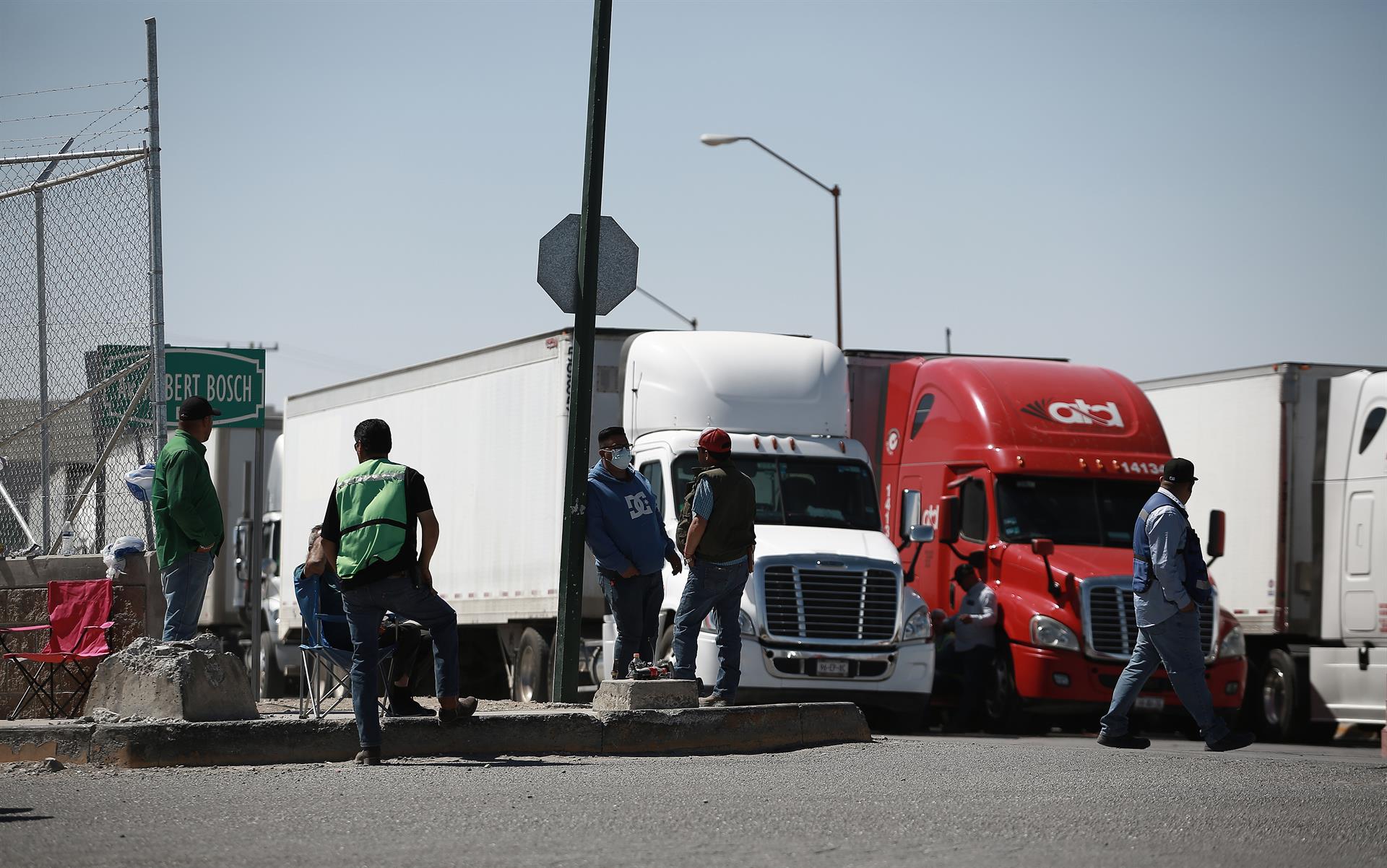 Abbott suspende inspecciones de camiones en frontera de Texas con Nuevo León