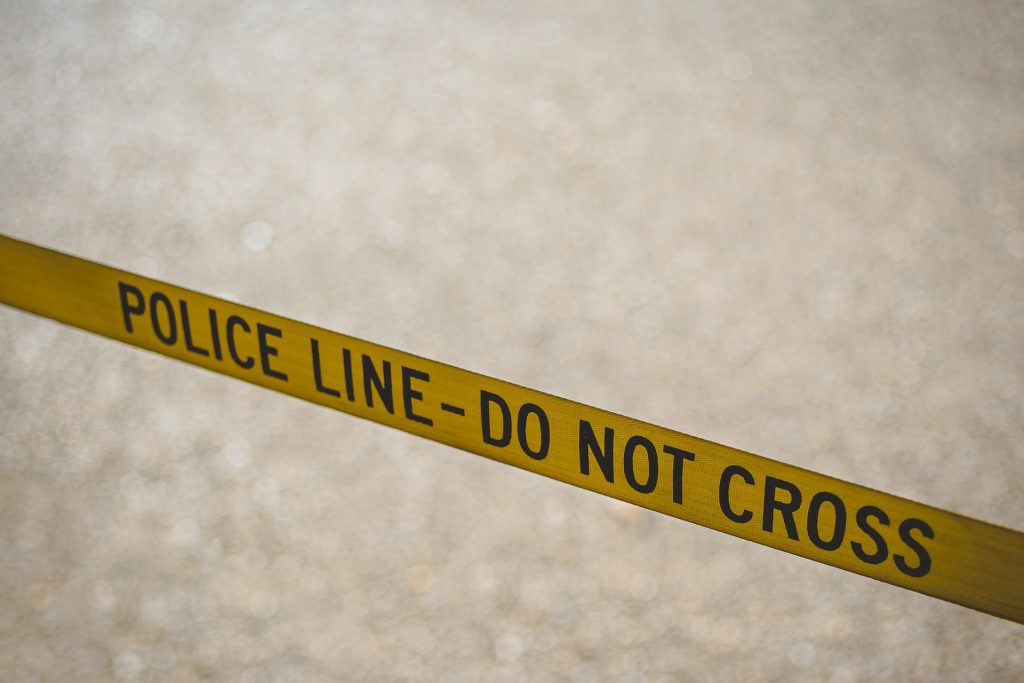 Conductor atravesó una vía cerrada y pasó por encima de un cadáver en Florida