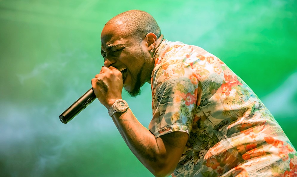El nigeriano Davido celebra que su canción amenizará el Mundial de Qatar