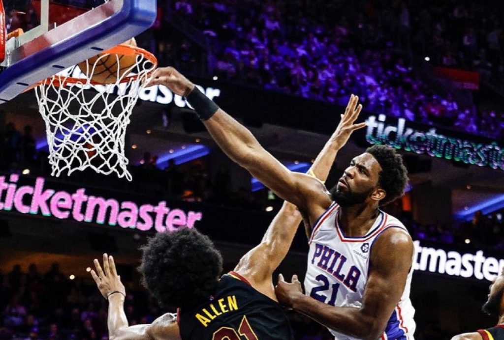 Multa de 15.000 dólares a Embiid por criticar públicamente a árbitros