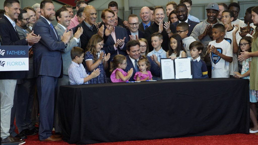 DeSantis firma ley para el bienestar de los niños de Florida