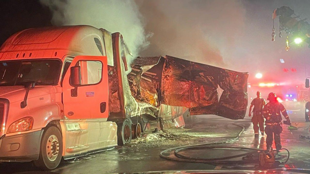 Camión cargado de cacao se incendió en un tramo de la I-95 del condado de Volusia