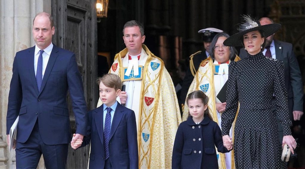 Los duques de Cambridge van a la iglesia por Pascua, en ausencia de Isabel II