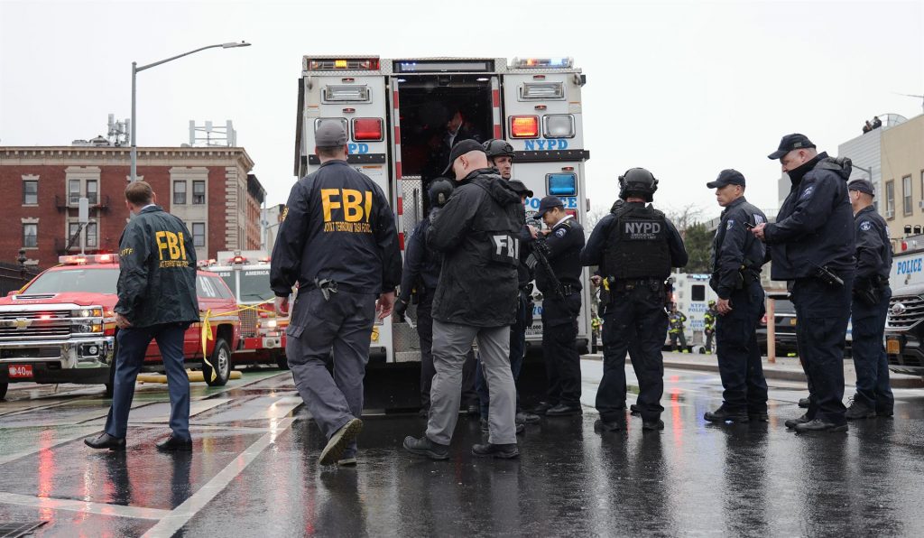 Tiroteo en metro de Nueva York deja al menos 13 heridos