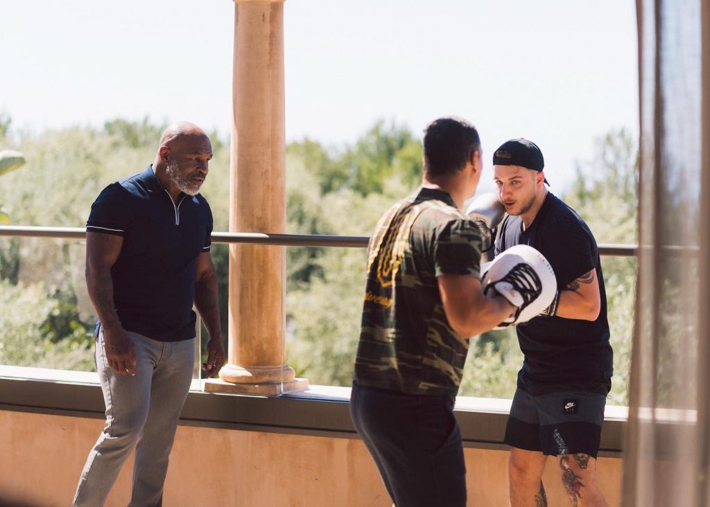 Mike Tyson se lía a puñetazos con un pasajero molesto en un vuelo a Florida