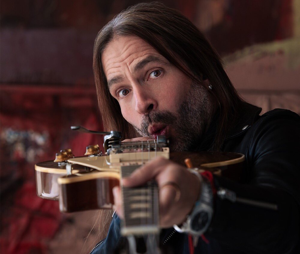 Guitarrista Vallín de Maná tiene primera Gibson personalizada para un latino