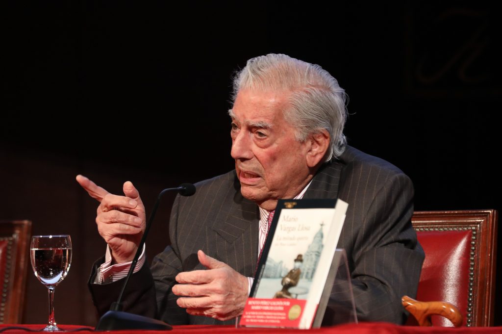 Vargas Llosa, ingresado en una clínica de Madrid tras su positivo en coronavirus