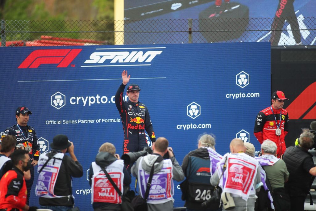 Verstappen ganó en Imola y relegó a “Checo” a la segunda posición