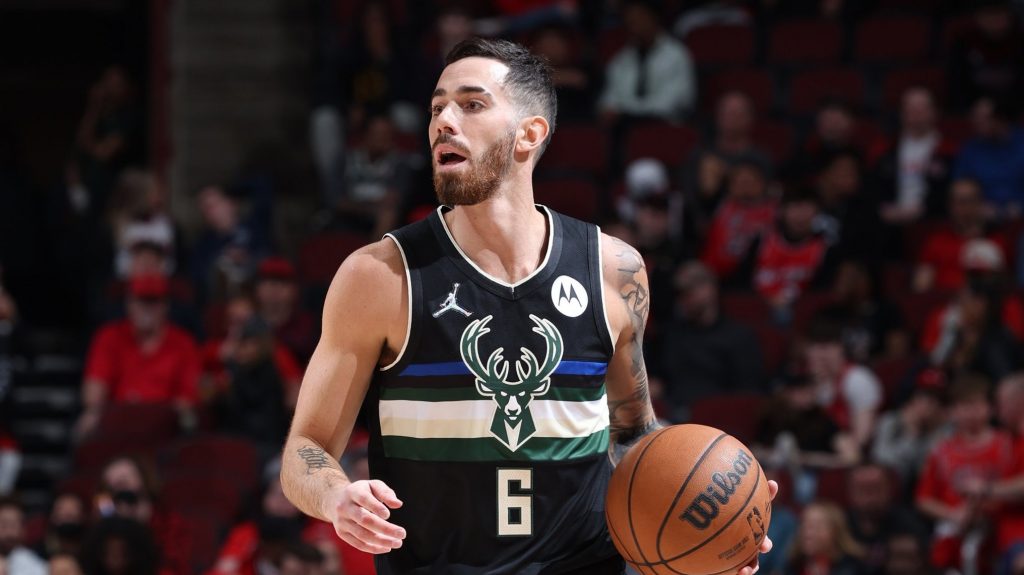 El argentino Luca Vildoza marcó sus primeros puntos en la NBA con victoria de Bucks sobre Bulls