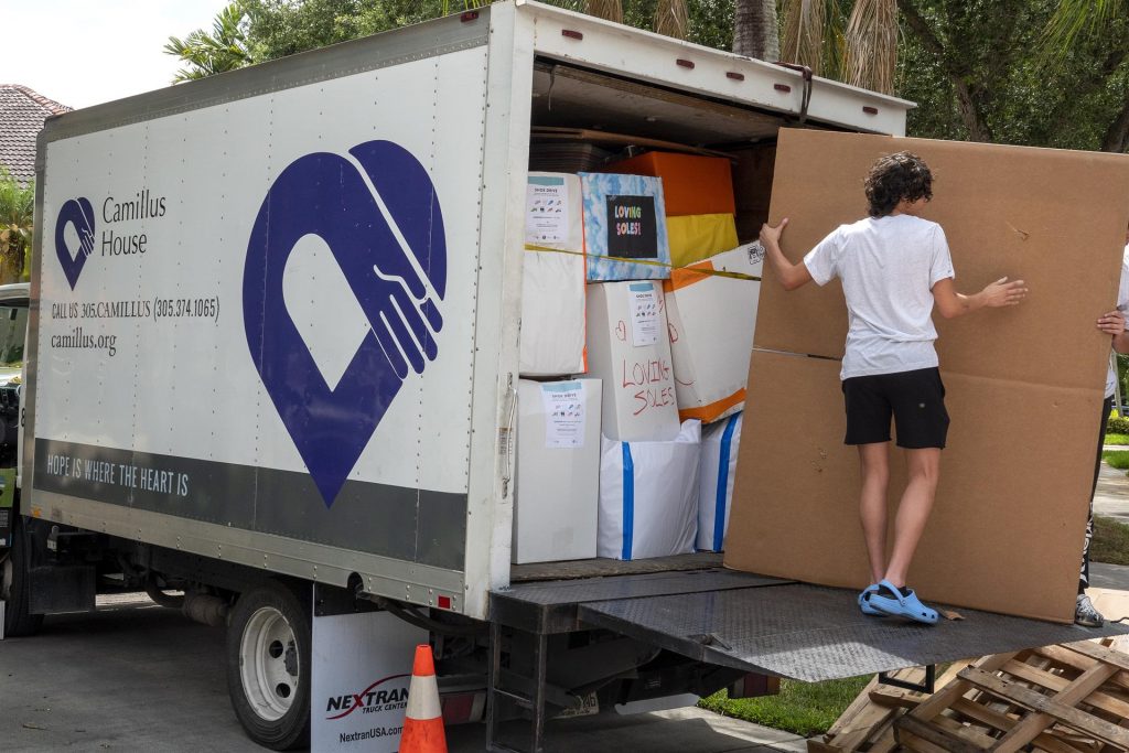Recolectan 12 mil pares de zapatos para un fin solidario: estudiantes de Florida dan la cara por los desamparados