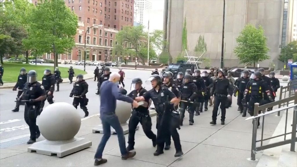 Exonerados los dos policías que hirieron a un anciano en una protesta en EEUU