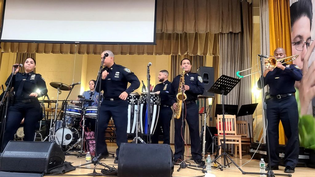 Una banda de la policía neoyorquina lleva la salsa a las escuelas del Bronx