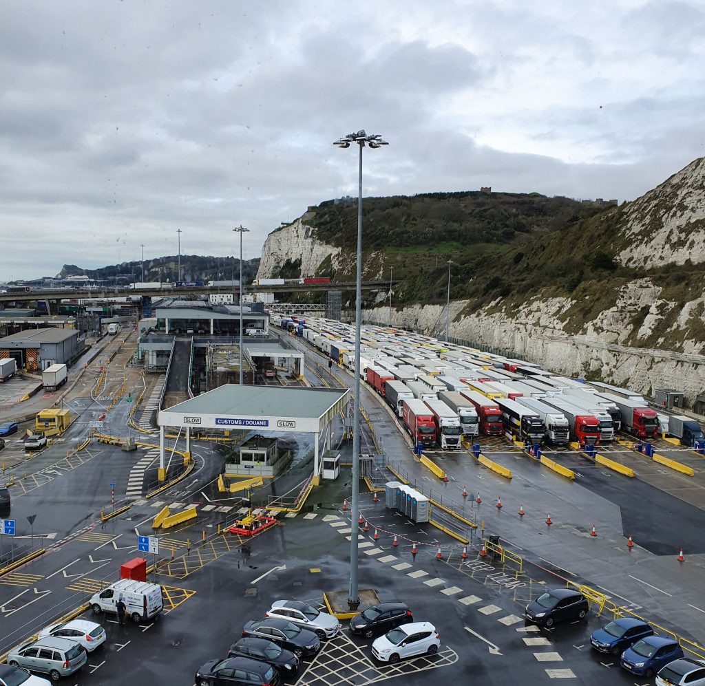 Colas kilométricas de camiones en el Reino Unido por problemas en el puerto de Dover