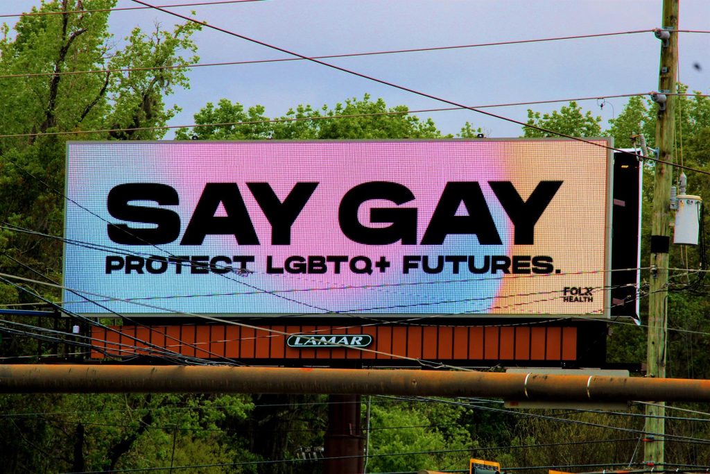 Aparecen en Florida carteles en protesta por la ley "No digas gay"