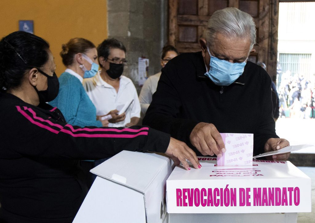 Presidente mexicano acude a votar en consulta que decidirá si sigue en cargo