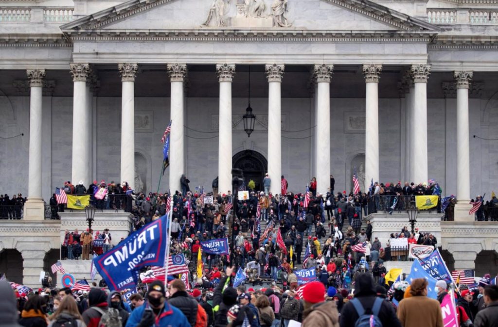 El Congreso de EEUU declara en desacato a dos exasesores de Trump