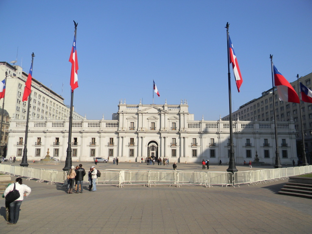 Un hombre se prende a lo bonzo frente al palacio de Gobierno en Chile