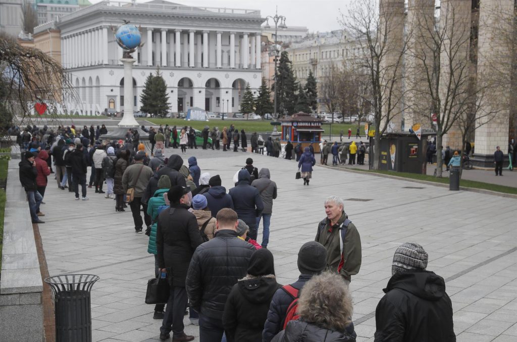 Ucranianos hacen cola kilométrica en la oficina de correos para obtener el sello del hundimiento del Moskvá