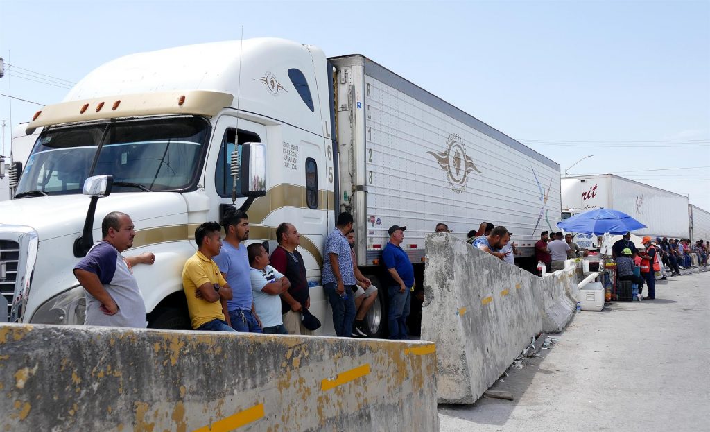 Transportistas mexicanos bloquean puente internacional entre México y EEUU