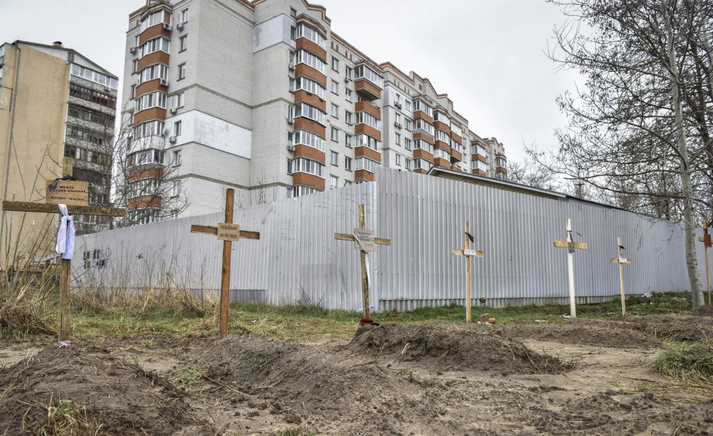 Fiscalía de Ucrania informó de 410 cadáveres recuperados al norte de Kiev