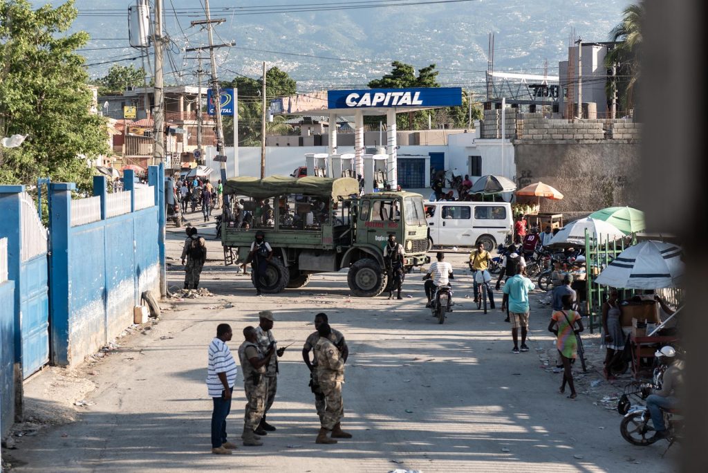 Haitianos huyen de la violencia de bandas armadas en Puerto Príncipe