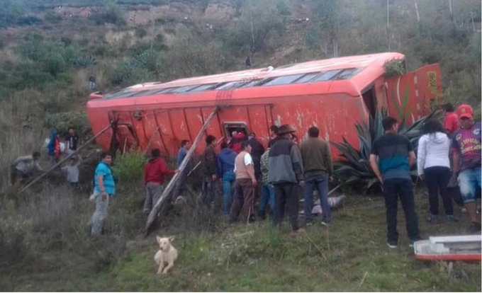 Al menos 11 fallecidos tras precipitarse un bus en una región andina de Perú