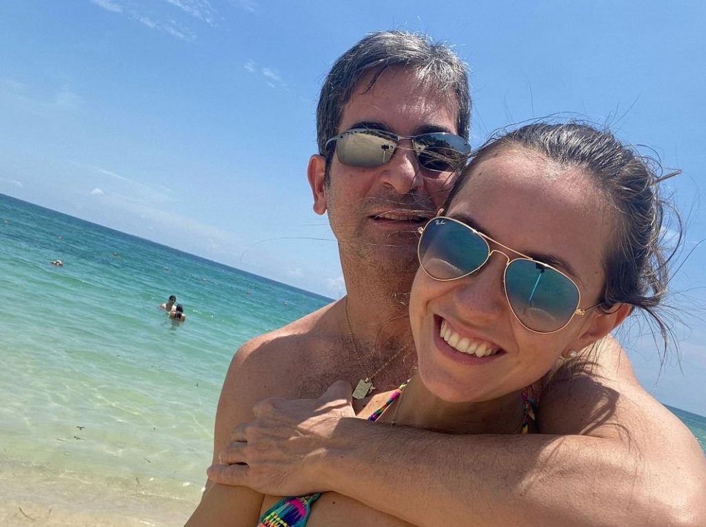 Esposa de fiscal asesinado en Colombia llega a Paraguay bajo fuerte custodia
