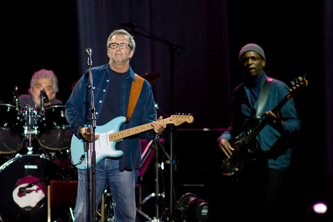 El guitarrista Eric Clapton, escéptico sobre las vacunas, contrae el COVID