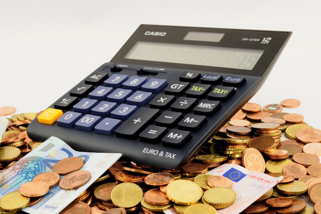 Aplazan para el 2024 el impuesto mínimo del 15 % a las multinacionales