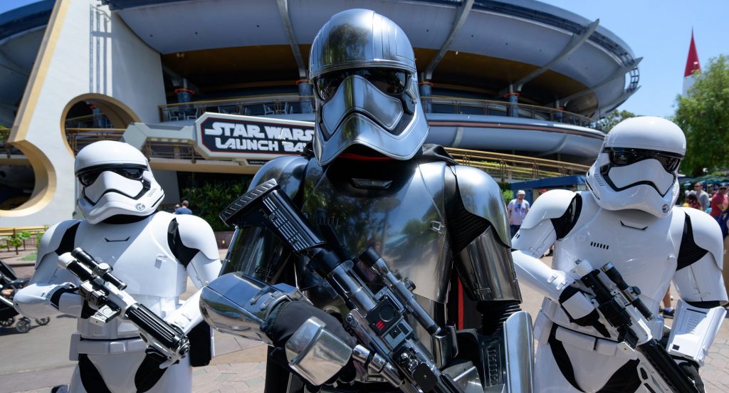 3 residentes de Florida presentan una demanda contra el estado por eliminar el distrito especial de Disney