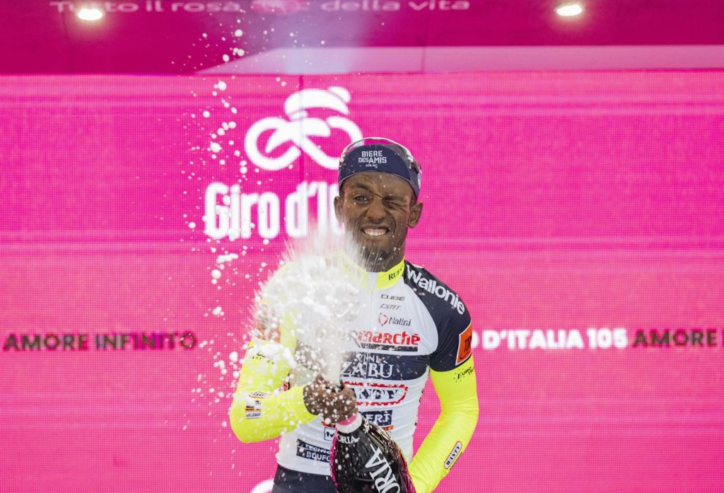 Un corcho en el ojo hizo que Girmay terminara en el hospital tras ganar la décima etapa del Giro de Italia