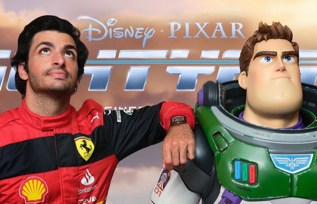 El piloto de Ferrari Carlos Sainz pondrá voz a un personaje de Lightyear, el spin off de Toy Story