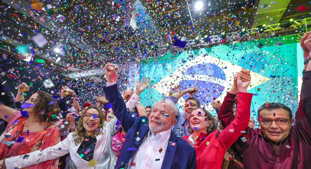 Lula lanza su candidatura y promete la "mayor revolución pacífica" de Brasil