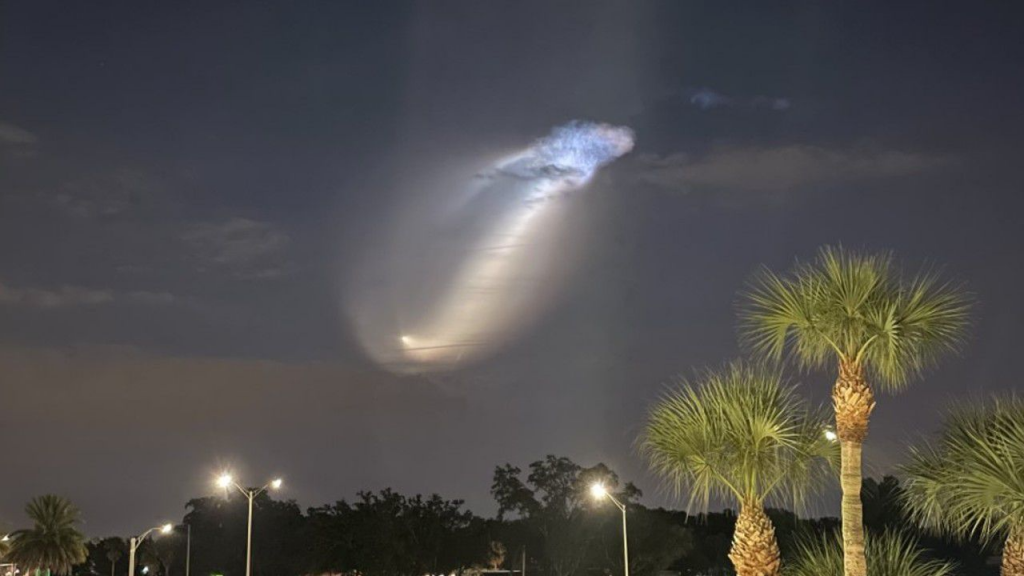 Nave de Spacex deja una medusa espacial en el cielo de Florida