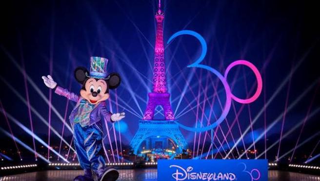 Mickey Mouse encendió la Torre Eiffel para celebrar el 30º Aniversario de Disneyland Paris