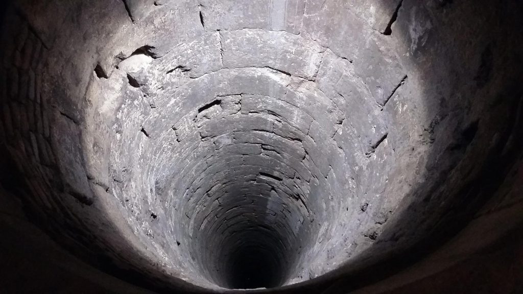 Mueren seis niños tras arrojarlos su madre a un pozo en la India